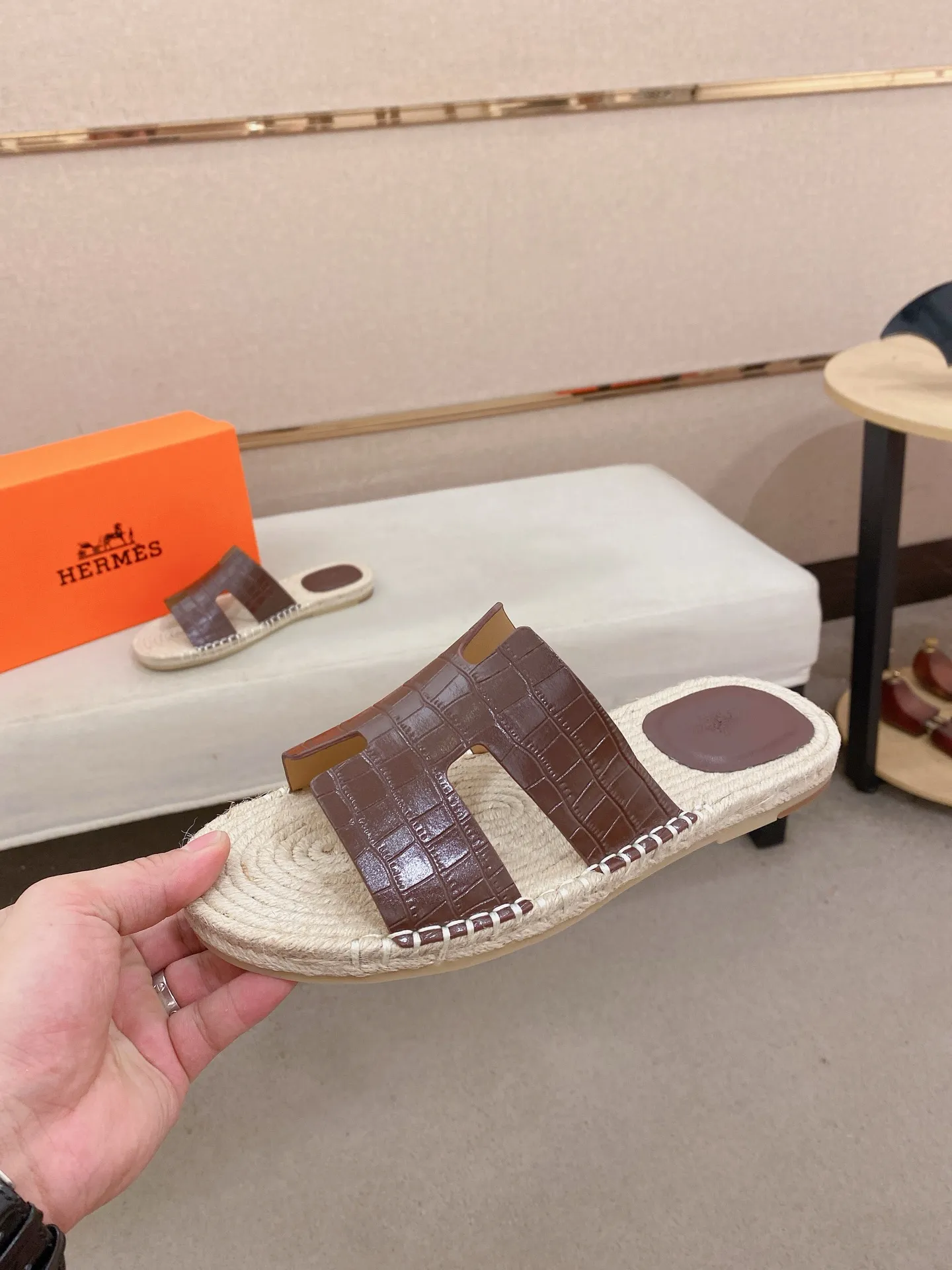 Factory price: 340💰high-end version. "HERMES" Hermès 💁♂️Men's casual slippers, compare the quality at the counter🧚🏿♂️ The upper is made of cowhide leather 🐊crocodile pattern workmanship, purely hand-drawn, raw rubber breathable and non-slip outsole, the inner is breathable and comfortable lambskin, the density is 100% comfortable, the original rubber outsole is wear-resistant and has a code number of 38-44. Can be customized 45-46-47💥🏆